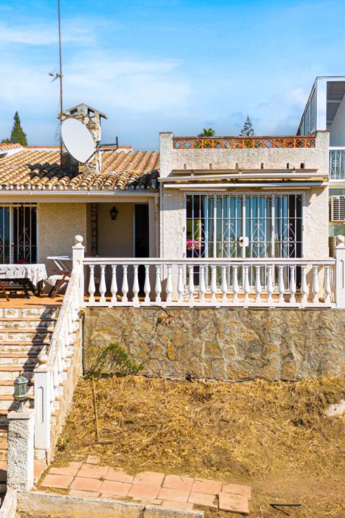 Grote Renovatie Mogelijkheid in Parque Elviria met volledig gerenoveerd vrijstaand appartement
