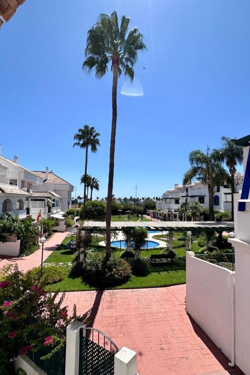 Magnificent apartment for sale in one of the best areas of San Pedro de Alcantara (Marbella). Nueva Alcantara, on the beachfront and of course with wonderful sea views and a pool.