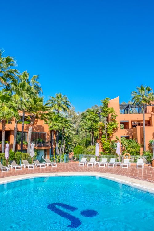 Charmant appartement op de begane grond met twee slaapkamers, gelegen in een van de meest exclusieve gemeenschappen, Alminar de Marbella, in Nueva Andalucía.