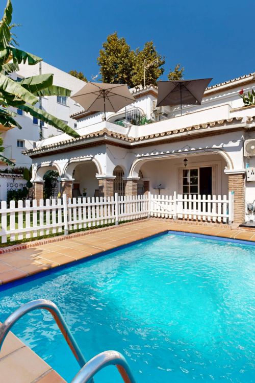 OPORTUNIDAD ÚNICA: Exclusiva Casa de Lujo en Venta en Río Verde Playa, Milla de Oro de Marbella