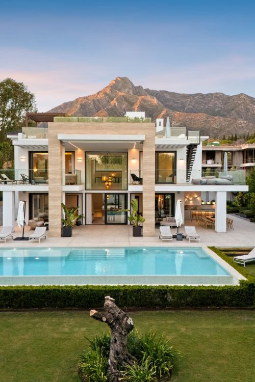 Villa prestigiosa en Altos de Puente Romano, en la Milla de Oro de Marbella.