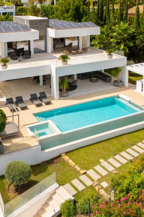 Villa contemporánea en el corazón de Nueva Andalucía, en primera línea de golf.