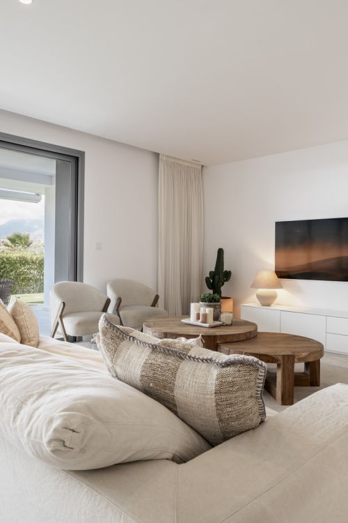 Luxury Ground Floor Apartment with Garden and Partial Sea Views in Marbella East