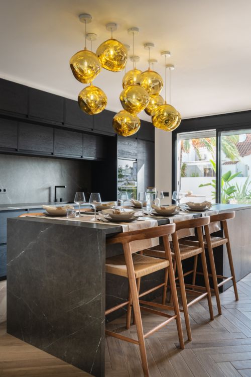 Descubre tu Casa de ensueño en Marbella — un apartamento de 3 dormitorios recientemente renovado en Nueva Andalucía con interiores luminosos, una amplia terraza, cocina al aire libre y todas las comodidades cerca.