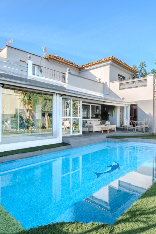 Magnificent 5 bedroom house on the front line of Estepona Golf with sea views