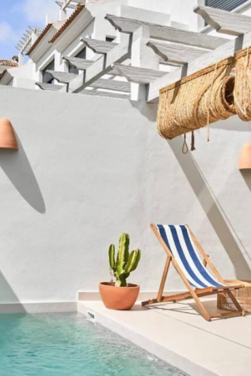 Elegante casa adosada de tres dormitorios situada en la comunidad cerrada de Agra Residencial, Estepona