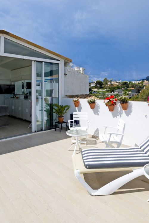 Light and exclusivity in this 3 bedroom penthouse in the heart of Puerto Banus