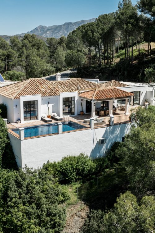 Villa Andaluza de Lujo con Vistas Panorámicas al Mar