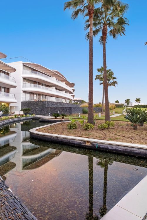 Spectacular ground-floor apartment in the exclusive beachfront urbanisation of The Edge