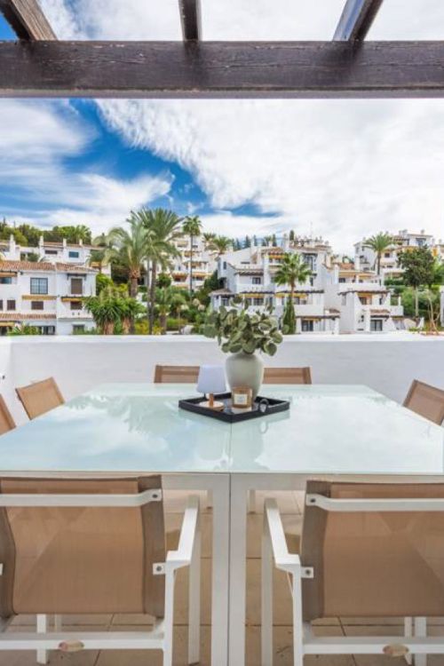 Spacious, light-filled two-bedroom penthouse in the exclusive Ivy Residence