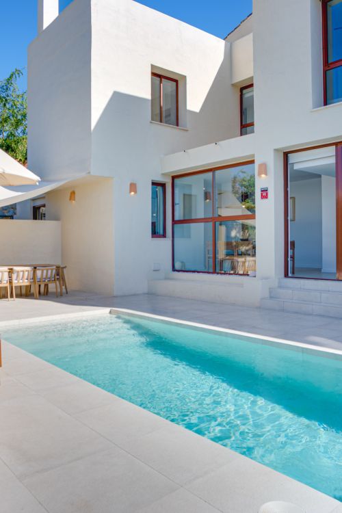 Prachtig, vijf slaapkamer hoek herenhuis, gelegen in de gated community van Urb. Riviera Beach in Anncelada