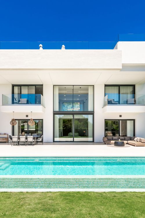 Sleek Villa contemporánea con vistas panorámicas en Cascada de Camojan