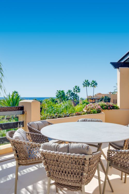 Prachtig, zuidwestelijk gericht, twee slaapkamer penthouse gelegen in de prestigieuze Mansion Club, Marbella