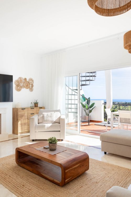 Elegante ático en Paraiso Pueblo con vistas al mar, amplias terrazas e instalaciones completas.