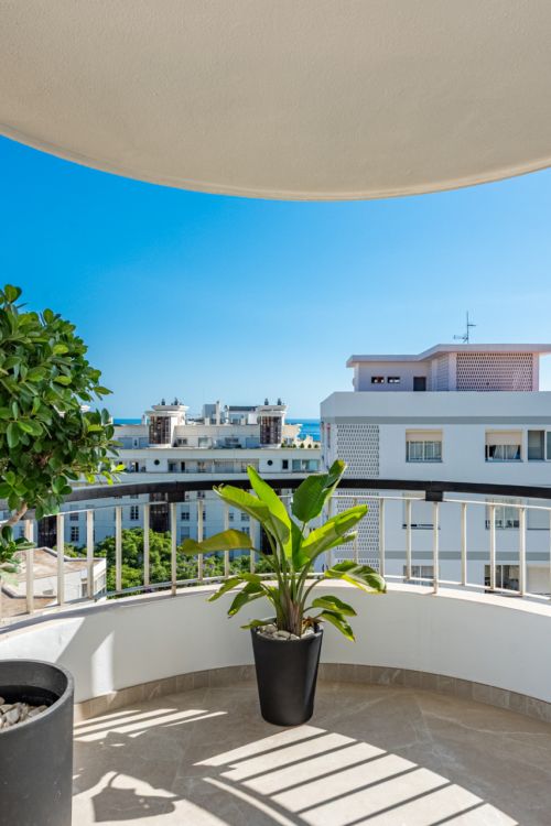 Elegant en prachtig hervormd, drie slaapkamers op het zuiden gericht penthouse, gelegen in Playa de la Fontanilla, Marbella