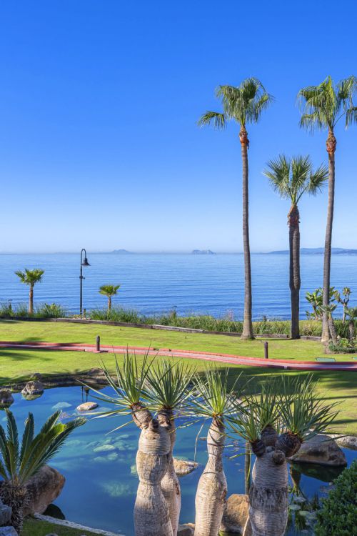 Gerenoveerd luxe begane grond appartement in de vijfsterren urbanisatie Torre Bermeja aan het strand in Estepona