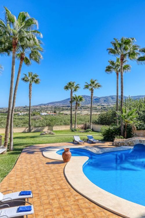 **Uitzonderlijk rustiek landgoed met paardenstal**