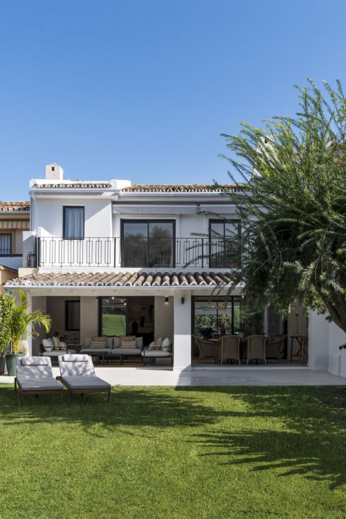 Luxury Frontline Golf Townhouse in Los Olivos, Nueva Andalucía