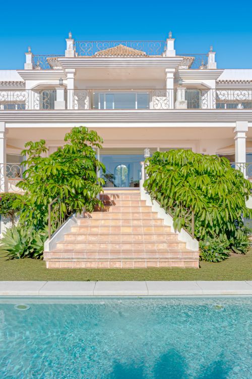 Uitzonderlijke acht slaapkamer, op het zuiden gelegen villa gelegen in de prestigieuze gated community van Los Flamingos, Benahavis