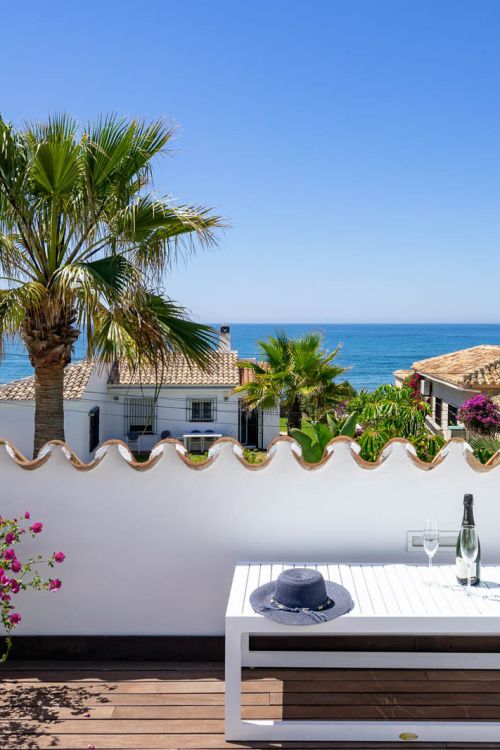 Forget just an investment – seize a lifestyle!  This isn't just a villa; it's your exclusive key to direct beach access and the sun-drenched glamour of Marbesa, one of the Costa del Sol's most sought-after coastal gems. Imagine waking up...