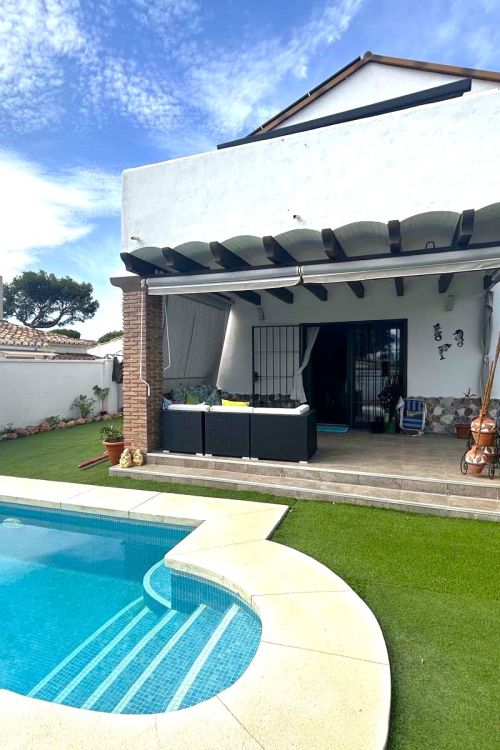 This beautiful 4-bedroom, 3-bathroom villa in Calahonda, Mijas, offers an unbeatable location. Situated close to all essential amenities, public transport, shops, and restaurants, it's perfect for convenient living. The beach is just a...