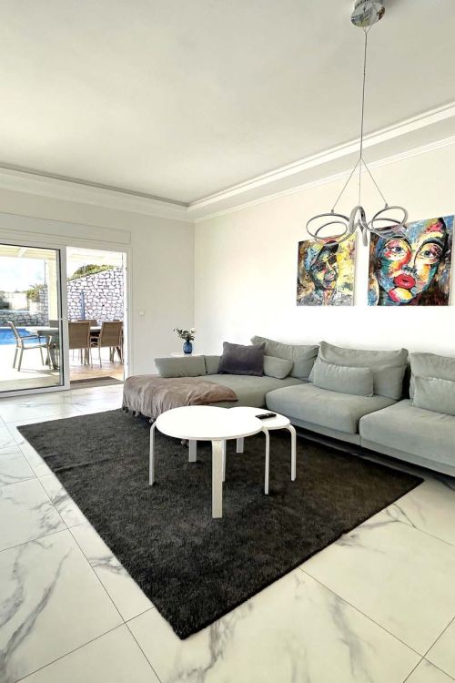 Situada en la hermosa zona de El Faro, Mijas, esta impresionante villa ofrece la mezcla perfecta de lujo y comodidad. A pocos minutos de tiendas, restaurantes y la playa, la villa ofrece un refugio tranquilo pero accesible. Con...