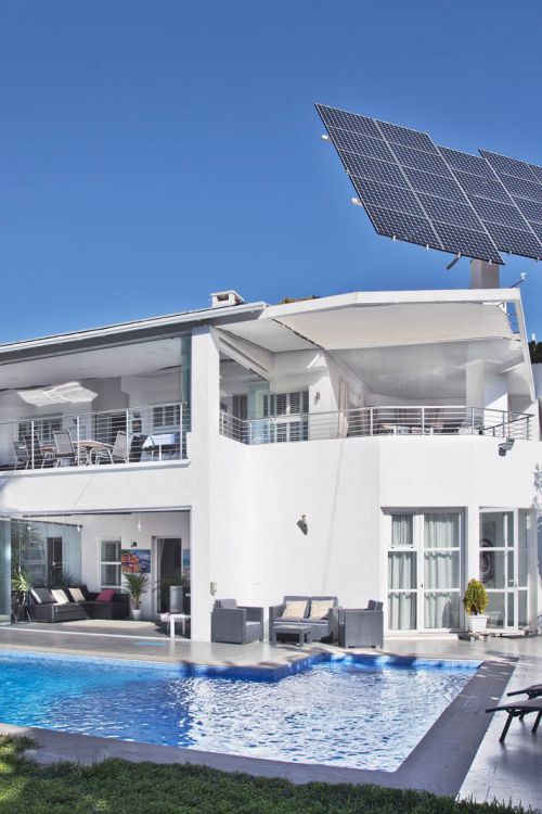 Enclavada en un exuberante entorno verde y a un corto paseo de los servicios de Elviria, esta villa única es una oportunidad ideal tanto para vivir como para hacer negocios.