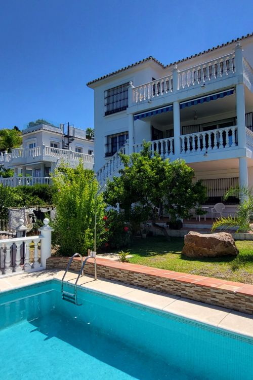 This well-maintained family villa, built by its original owners, offers a fantastic opportunity to live in the highly sought-after area of Elviria, Marbella.