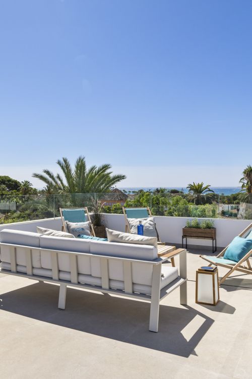 A pocos pasos del mar, esta impresionante villa nueva se encuentra en la codiciada urbanización Marbesa. Construida con los más altos estándares de calidad, su moderno diseño se integra a la perfección con una piscina infinita...