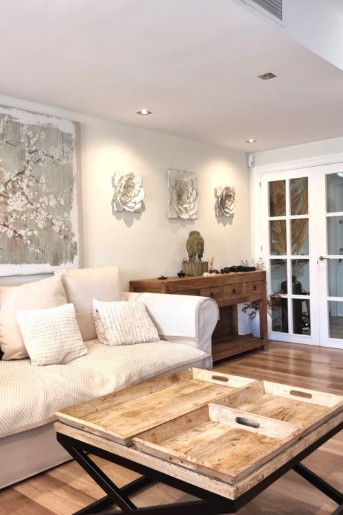 Esta elegante vivienda ha sido completamente renovada con los más altos estándares, utilizando materiales y acabados de primera calidad.