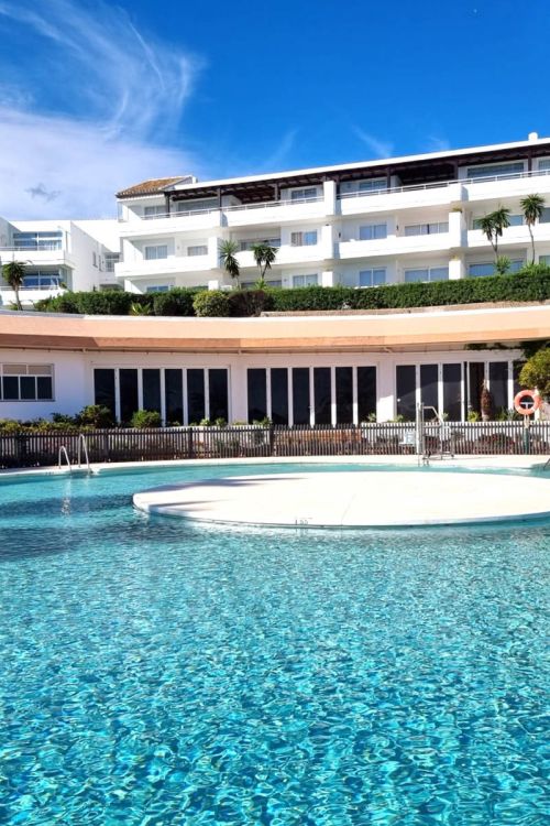 Disfrute del lujo costero con este excepcional apartamento de 1 dormitorio y 70 m² frente al mar, situado en la prestigiosa comunidad de Miraflores, en la Costa del Sol.