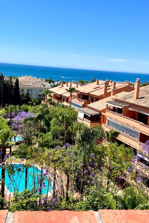 Fabuloso Ático-Dúplex Todo Exterior con Vistas al Mar y Zonas Verdes en la Milla de Oro de Marbella