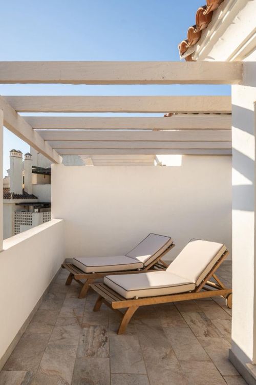 Prachtige drie-slaapkamer herenhuis gelegen in de omheinde gemeenschap van Agra Residencial, Estepona