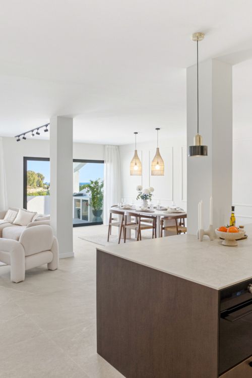 Impecablemente reformado, elevado apartamento de planta baja orientado al sudeste situado en el prestigioso La Quinta Golf, Benahavis