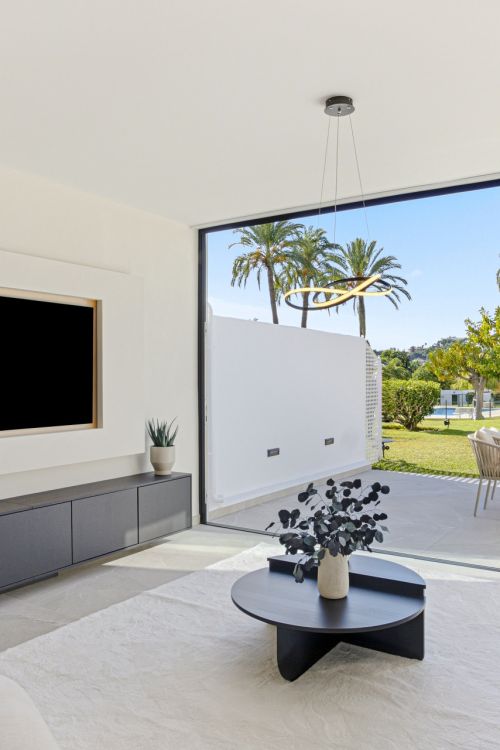 Casa adosada contemporánea de cuatro dormitorios situada en la comunidad cerrada de La Rinconada, situada en el Valle del Golf de Marbella