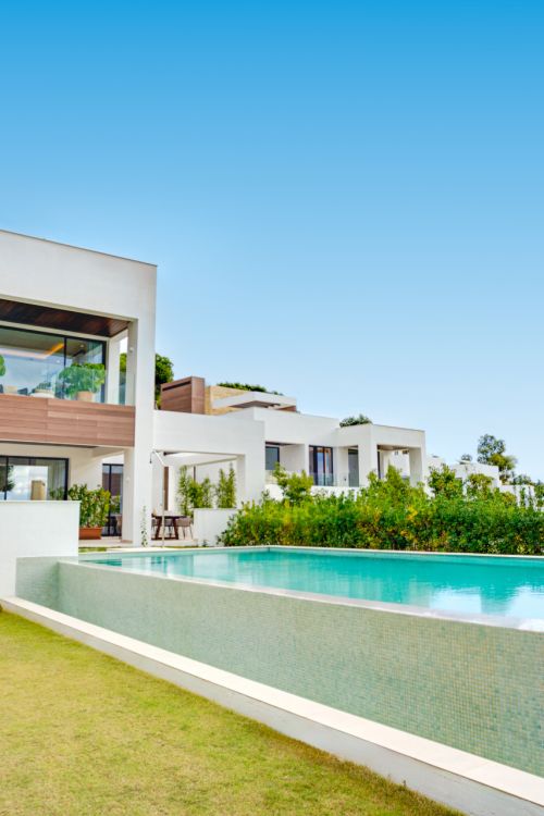 Newly built luxury, four bedroom, south facing villa located in an exclusive gated community on the edge of Marbella´s Golden Mile