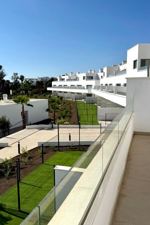 Bright 2-bedroom apartment within the exclusive Aquagardens urbanisation