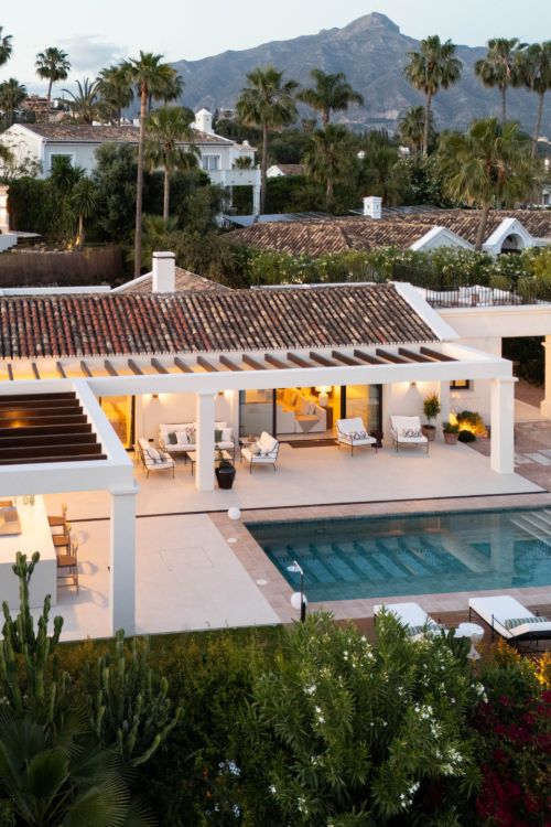 Elegante villa de una sola planta, completamente renovada, situada en el corazón de Nueva Andalucía