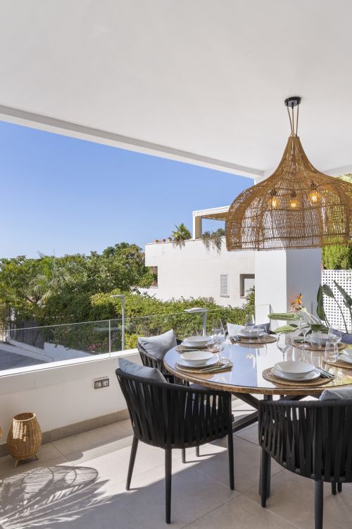 Casa adosada a estrenar y llena de luz ubicada en Nueva Andalucía