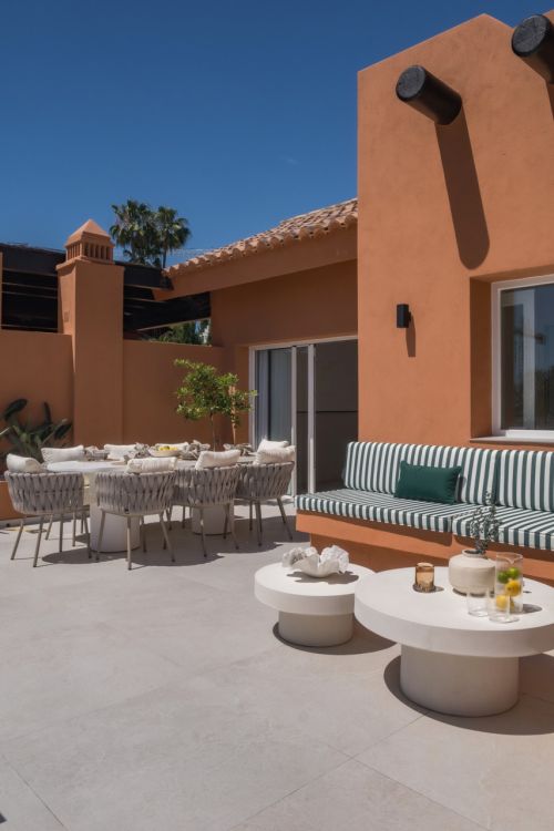 an elegant duplex penthouse located in a gated community in Nueva Andalucía.