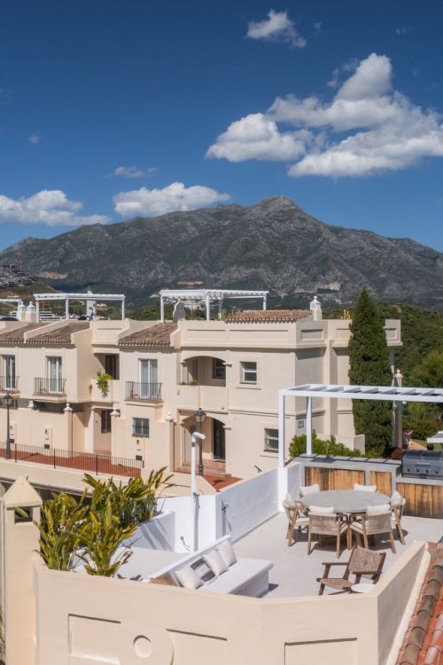 An elegant duplex penthouse in Benahavis