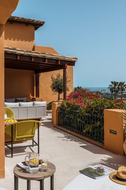 Fully renovated on a single level apartment in Nueva Andalucia