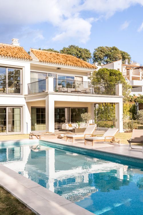 Refined contemporary residence set within the prestigious Los Arqueros community in Benahavís