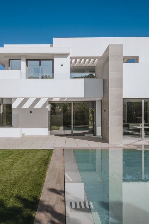 Elegant Contemporary Villa with 5 En-Suite Bedrooms in El Paraíso, New Golden Mile, Marbella