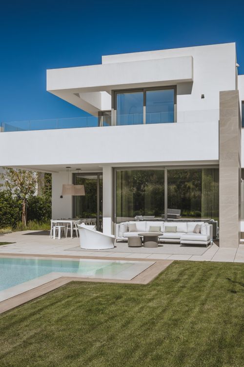 Contemporary Villa for Sale in El Paraíso, New Golden Mile, Marbella