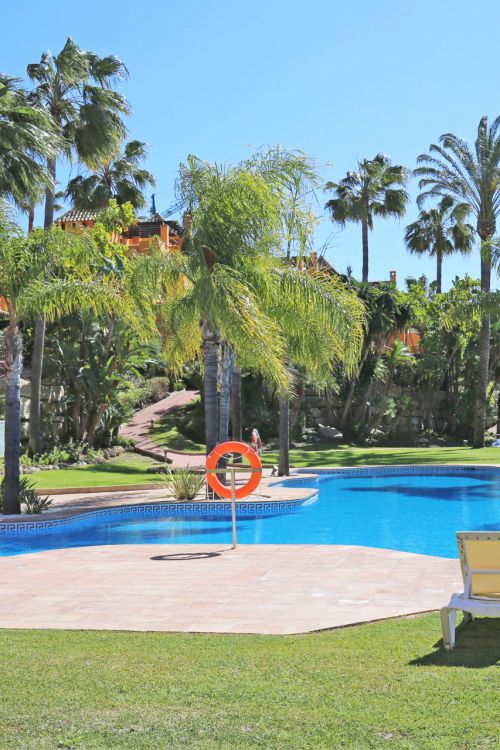 Superb drie slaapkamers, zuidelijk geconfronteerd in Paraiso Bellevue, in El Paraiso op de New Golden Mile