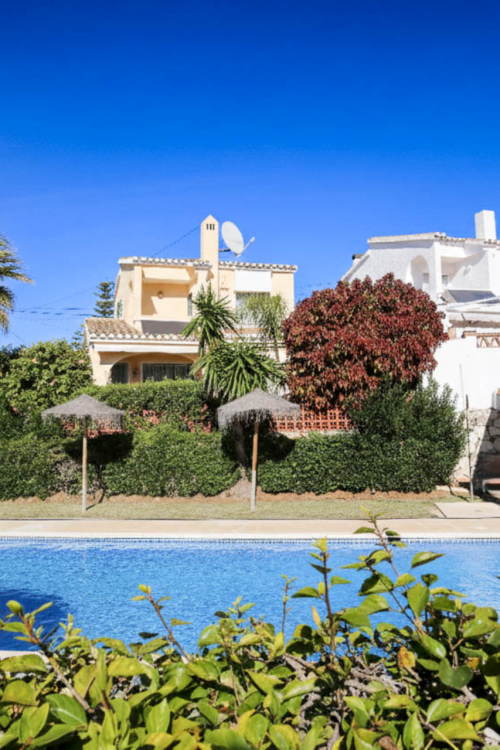 Charmante vier slaapkamer halfvrijstaand huis dicht bij het strand in Calypso, Mijas Costa