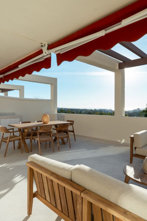 Apartamento de 3 Dormitorios recién reformado con vistas al mar y la montaña en Nueva Andalucia