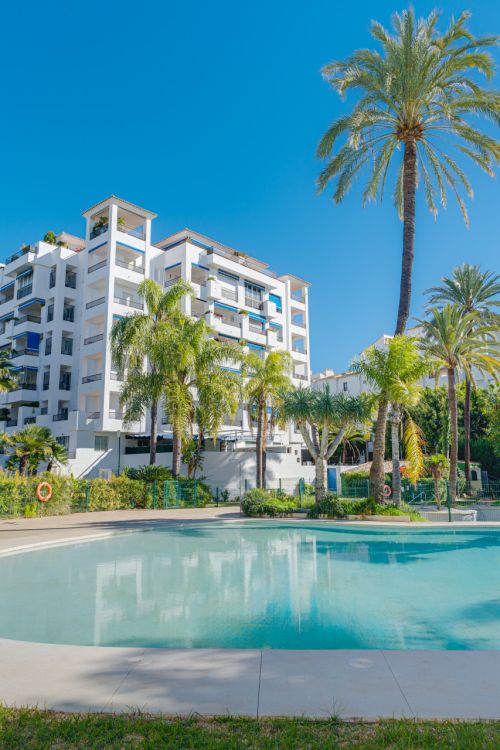Fantástico ático dúplex de cuatro dormitorios, situado en una posición privilegiada dentro del prestigioso Puerto Banús, Marbella