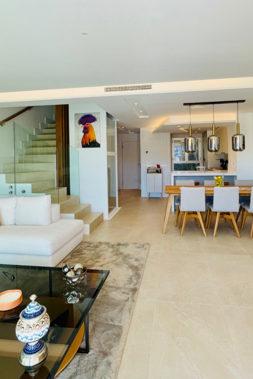 Oportunidad única: lujosa casa adosada con moderno ascensor de cristal en La Cala Golf Resort